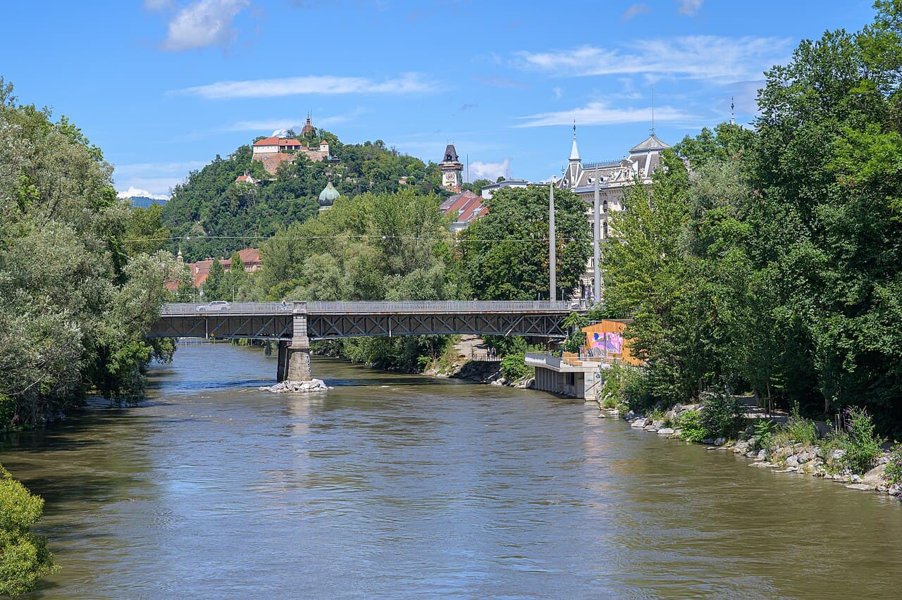 Graz Radetzkybrücke mit Schlossberg von der Augartenbrücke-4238