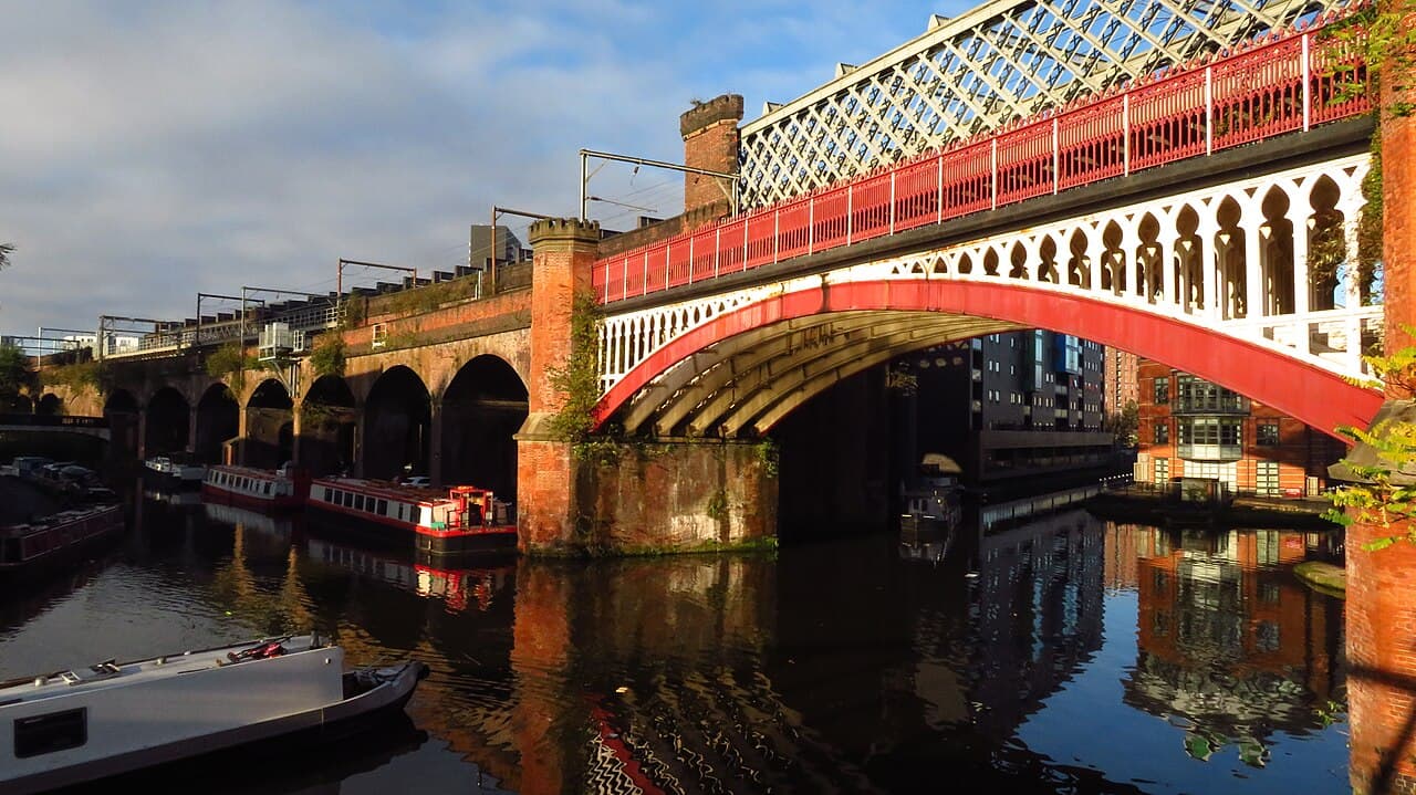 Railway viaduct over Rochdale Canal at Castlefield, Manchester - geograph.org.uk - 7037173