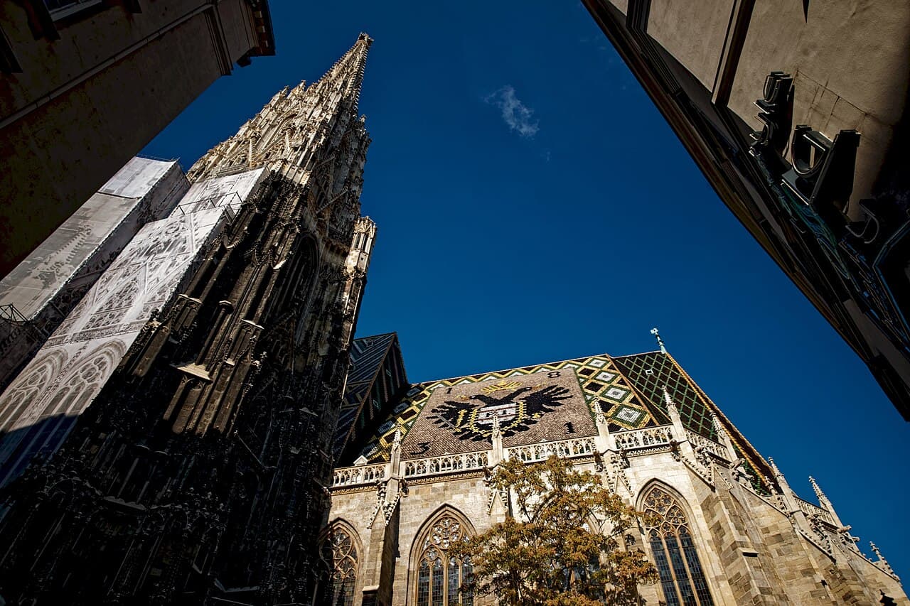 Wien - Stephansplatz - View NNE & Up on Stephansdom - Südturm 136 m high