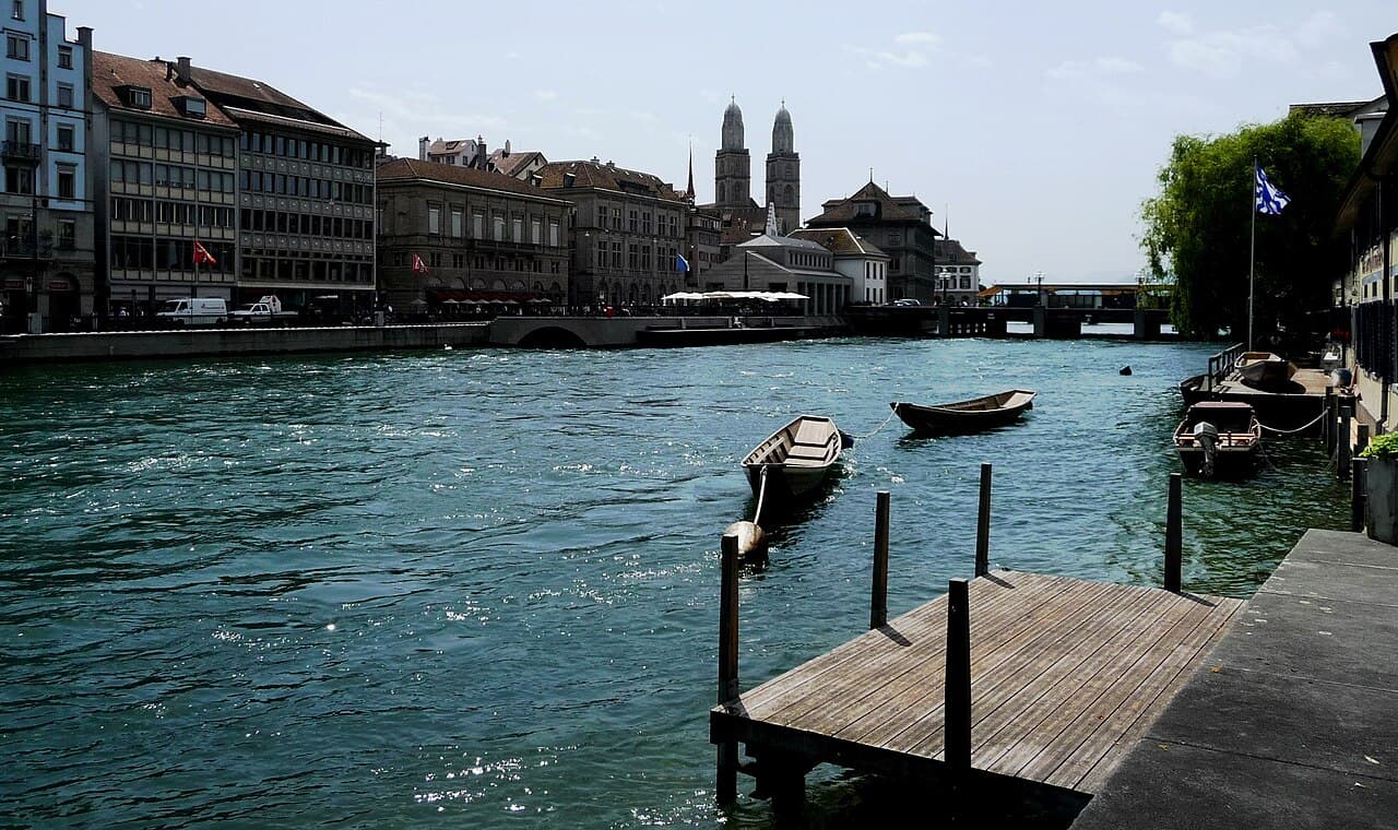 Zuerich Limmat Grossmuenster